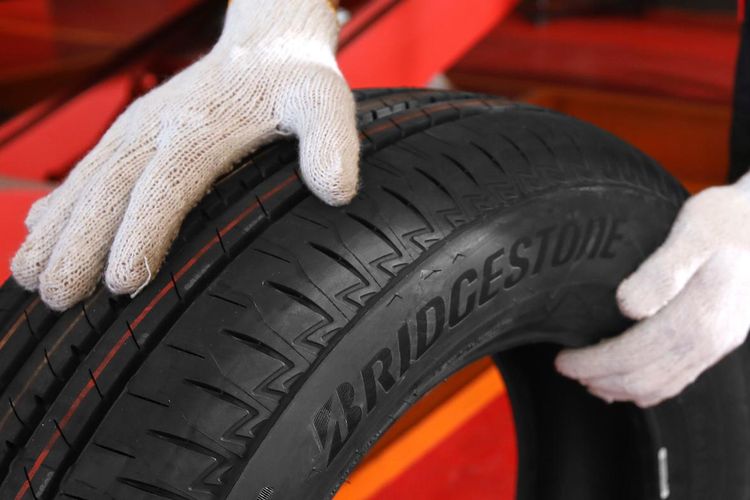 Bridgestone, liburan sekolah, tekanan ban, mobil listrik, Derek Mobil, Tips Liburan Sekolah, Ini SOP Derek Mobil Listrik yang Mogok, 1. Fase Persiapan dan Mitigasi Darurat (Pre-Drive), 2. Etika Saat Berada di Jalan (On-The-Road), 3. Mengantisipasi Kelelahan (Anti-Microsleep), 4. Protokol Kondisi Darurat (Emergency)