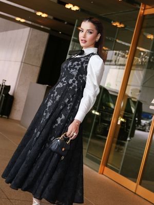 Meryl Streep, Anne Hathaway, The Devil Wears Prada, Andy Sachs, Miranda Priestly, Tasya Farasya, 7 Gaya Tasya Farasya saat Interview Meryl Streep dan Anne Hathaway, Sentuhan Couture, 1. Dominasi warna hitam-putih yang klasik, 2. Detail lace yang memberi tekstur mewah, 3. Siluet panjang bergaya formal, 4. Sentuhan kerah pita bernuansa klasik, 5. Potongan fitted di bagian atas, 6. Rok bervolume yang memberi efek dramatis, 7. Tata rambut sleek untuk menyeimbangkan keseluruhan look