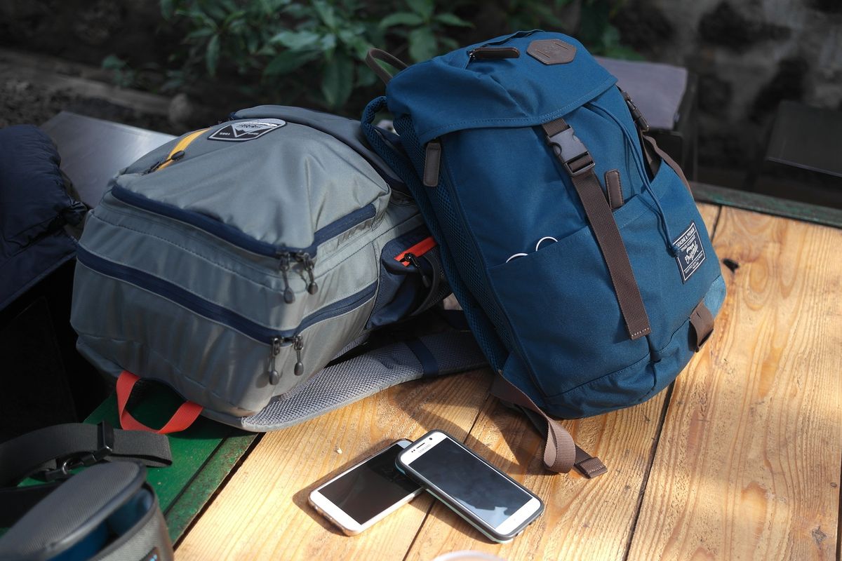 traveling, Tips Traveling Saat Puasa agar Tetap Nyaman dan Aman, 1. Atur jadwal kegiatan secara realistis, 2. Sesuaikan waktu berbuka dengan lokasi perjalanan, 3. Siapkan makanan ringan untuk keadaan darurat, 4. Perhatikan asupan cairan saat sahur dan berbuka, 5. Manfaatkan teknologi untuk mendukung ibadah, 6. Pilih akomodasi yang mendukung kebutuhan Ramadan, 7. Hormati norma dan aturan lokal, 8. Periksa perubahan jam operasional pada tempat umum, 9. Nikmati suasana khas Ramadan di malam hari, 10. Buat itinerary yang fleksibel dan tidak memaksakan diri