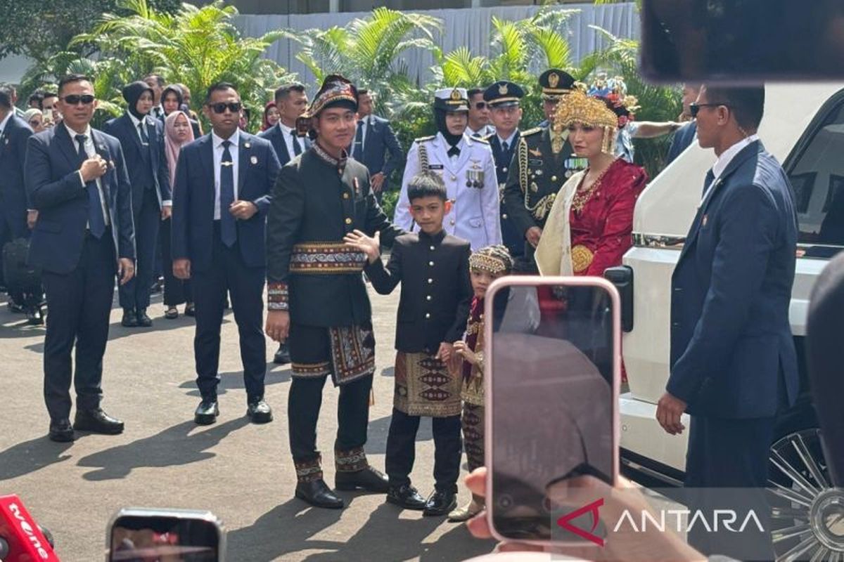 Isyana Sarasvati, Rossa, Gibran Rakabuming Raka, istana merdeka, upacara bendera, Cakra Khan, wastra nusantara, HUT ke-80 RI, upacara 17 agustus 2025, Wapres Gibran hingga Isyana Tampil dengan Wastra Nusantara di Upacara HUT Ke-80 RI