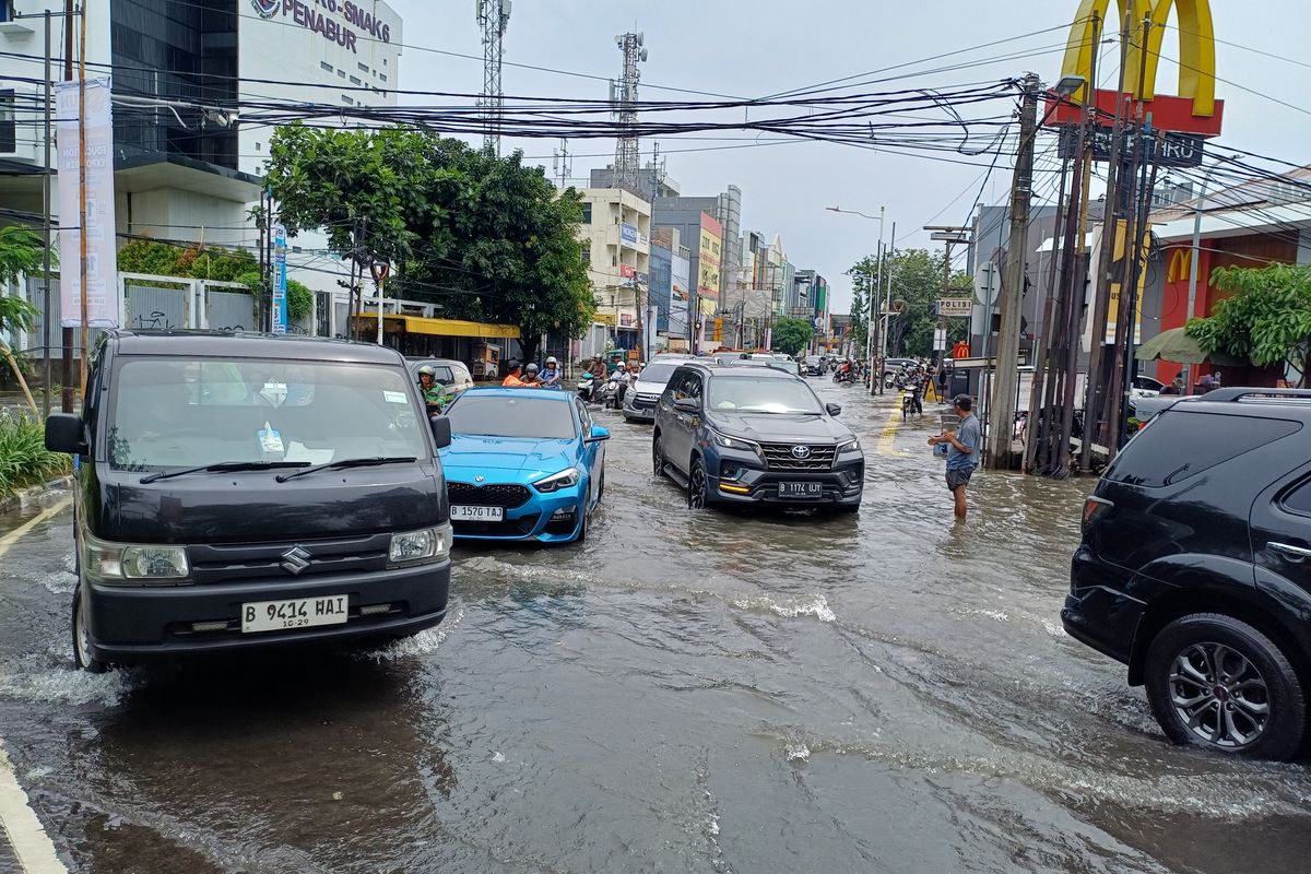 mobil hybrid, risiko banjir, Sampai Batas Apa Mobil Hybrid Aman Lewati Banjir?