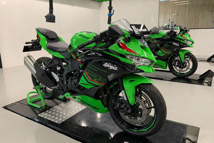 Kawasaki Ninja ZX-4RR, QJMotor SRK 800 RR, Kawasaki ZX-4RR vs QJMotor SRK 800 RR: Duel Motor Sport Rp 250 Juta