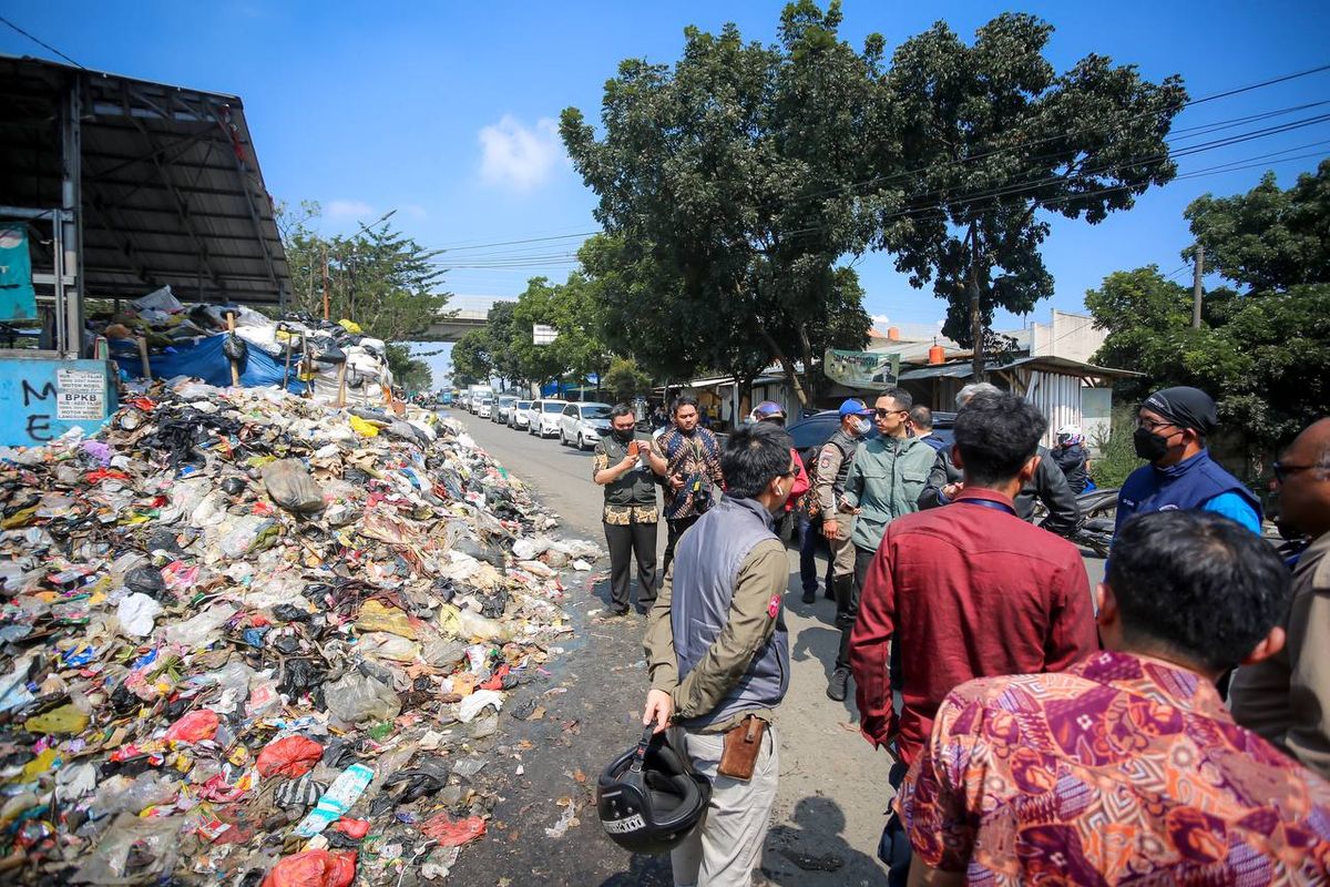 pemkot bandung, Pemprov Jabar, darurat sampah di bandung, tpa sarimukti bandung, Gara-gara Aturan Baru Pemprov Jabar, Sampah Menumpuk di Kota Bandung hingga 4.000 Ton