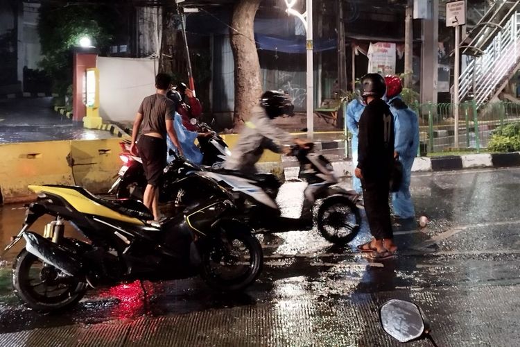 Jas Hujan, aturan lalu lintas, keselamatan berkendara, musim hujan, Pengendara Motor: Hindari Bahaya Berteduh di Flyover Saat Hujan