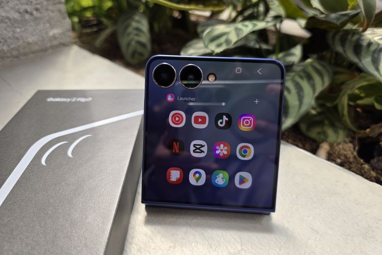 Samsung, Galaxy Z Flip 7, Blue Shadow, Samsung Z Flip 7, Unboxing, unboxing, Exynos 2500, samsung z flip 7, harga samsung z flip 7, unboxing Galaxy Z Flip 7, unboxing Samsung Z Flip 7, Unboxing Samsung Galaxy Z Flip 7 Indonesia, HP Lipat Stylish yang Serba Bisa, Unboxing Galaxy Z Flip 7 versi Indonesia, Cover screen Galaxy Z Flip 7 super besar dan serba bisa, Ringkas dan fleksibel, Harga Samsung Z Flip 7 dan ketersediannya