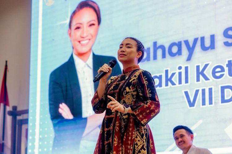 batik, Kain Tenun, wastra nusantara, Rahayu Saraswati, keponakan Prabowo Subianto, rahayu saraswati dpr, rahayu saraswati DPR RI, Ragam Wastra Nusantara yang Dikenakan Rahayu Saraswati, Klasik dan Kekinian