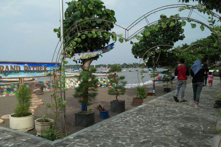 pantai, Situbondo, 5 Pantai di Situbondo yang Punya Pasir Putih dan Pemandangan yang Indah