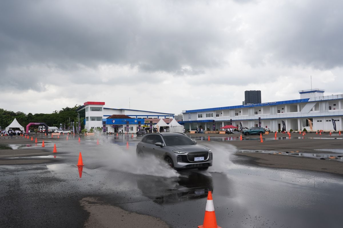 test drive, Lepas, Lepas L8, Lepas Indonesia, SUV hybrid, Coba Performa Lepas L8: Akselerasi, Handling, dan Suspensi