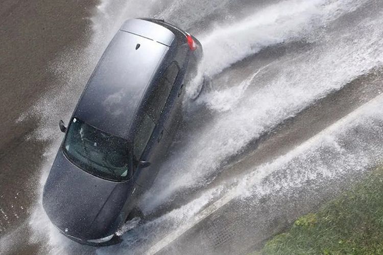 aquaplaning, Kecepatan Berapa Mobil Bisa Mengalami Aquaplaning? Ini Penjelasannya