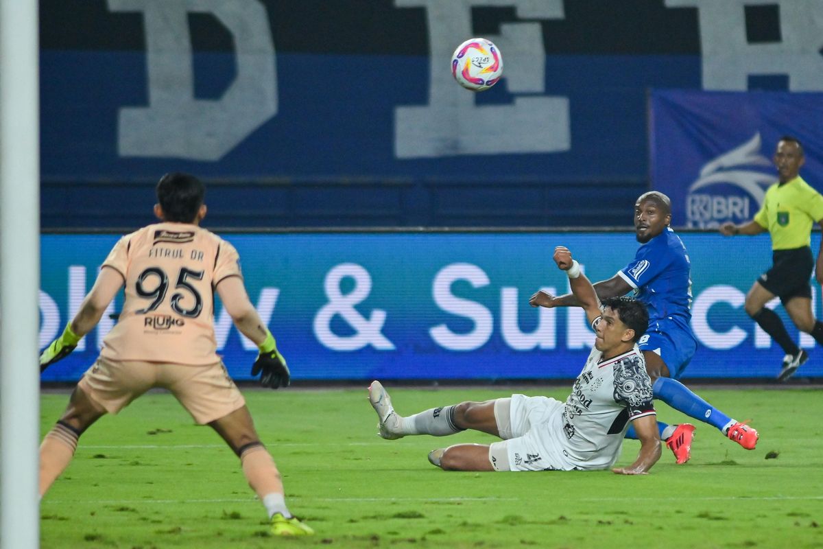 Persib, Liga 1 2024-2025, Bali United, Persib Bandung, Gervane Kastaneer, Bojan Hodak, Dewa United, Persebaya, Gervane Kastaneer Belum Puas dengan Kontribusi di Persib, Bicara Target di Sisa Laga