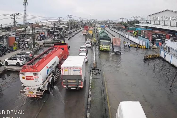 menerobos banjir, mobil mogok di banjiran, tips mengendarai mobil saat banjir, Mobil Mogok Usai Terobos Banjir, Jangan Coba Starter Lagi