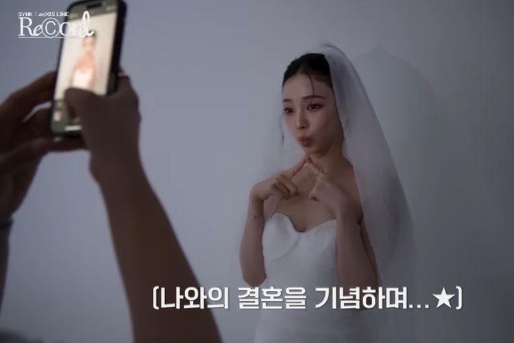 aespa, Karina Aespa, Konser aespa, synk aexis line, member aespa, 7 Style Karina aespa Saat Syuting VCR Konser ‘SYNK: aeXIS LINE’, Kenakan Gaun Pengantin, 1. Gaun pengantin off-shoulder putih, 2. Lace ala pengantin, 3. Rambut updo, 4. Makeup natural, 5. Perhiasan minimalis, 6. Sarung tinju, 7. Pose humor