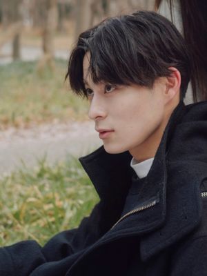 comma hair, gaya rambut, 10 Model Comma Hair yang Cocok untuk Berbagai Bentuk Wajah, Apa Itu Comma Hair?, Ciri Khas Gaya Rambut Comma Hair, Model Comma Hair yang Populer, Comma Hair Cocok untuk Bentuk Wajah Apa?, Cara Styling Comma Hair agar Tahan Lama, Perbedaan Comma Hair dan Curtain Hair, Apakah Comma Hair Masih Tren?, FAQ Seputar Comma Hair