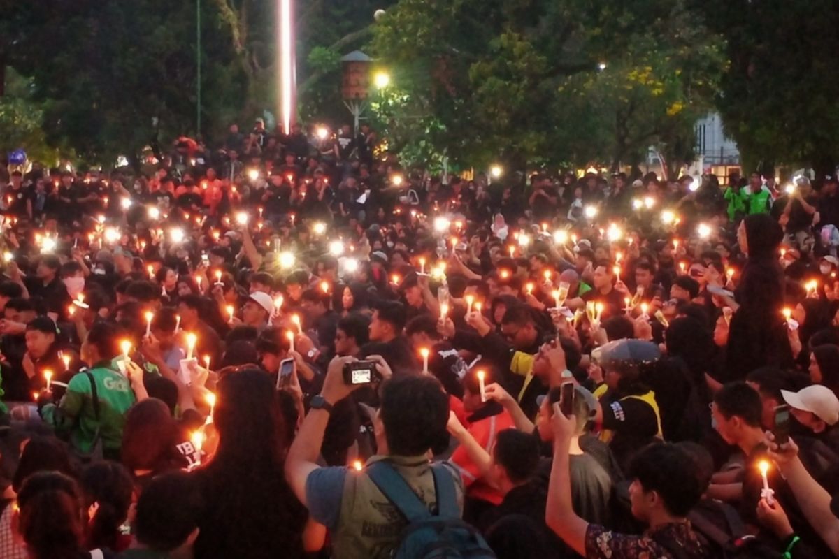 Malang, Jawa Timur, alun-alun merdeka, affan kurniawan, Alun-alun Merdeka Dipenuhi Warga Malang, Suarakan Keadilan untuk Affan Kurniawan, Long March, Mimbar Bebas, dan Doa Bersama, Kasus Affan Kurniawan Sebagai Peringatan HAM, 6 Tuntutan Aksi Solidaritas Affan Kurniawan, Affan Kurniawan Sempat Dilarikan ke Rumah Sakit