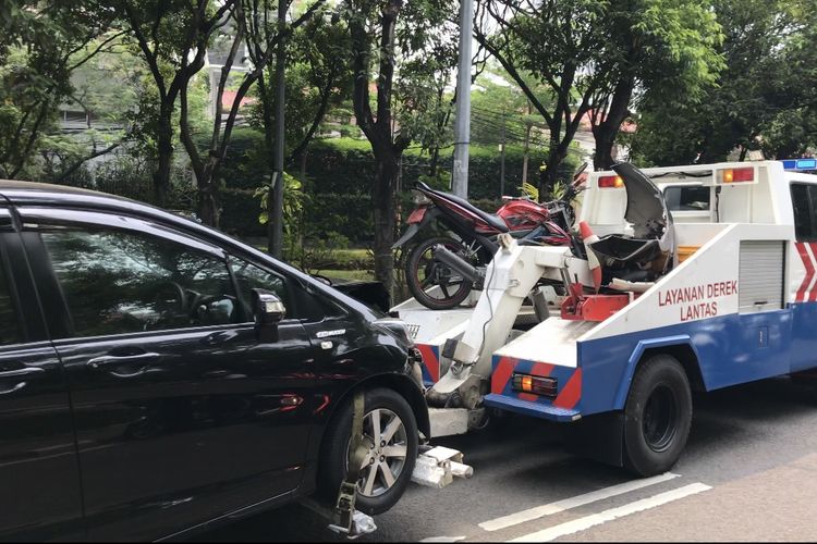 derek, mobil matik, transmisi matik, matik, Alasan Mobil Matik Tidak Boleh Diderek Sembarangan