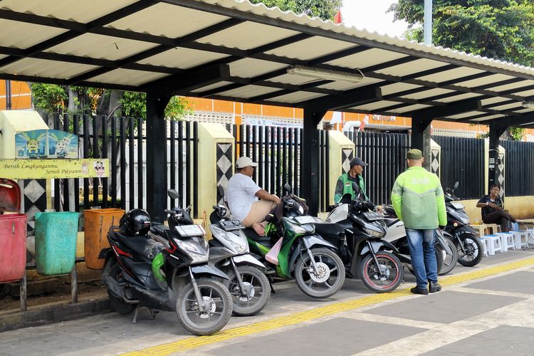 Stasiun Pasar Senen, naik ojek online dari stasiun pasar senen, naik ojek dari stasiun pasar senen, naik angkot dari stasiun pasar senen, Naik Ojek Online dari Stasiun Pasar Senen, Tunggu Dimana?