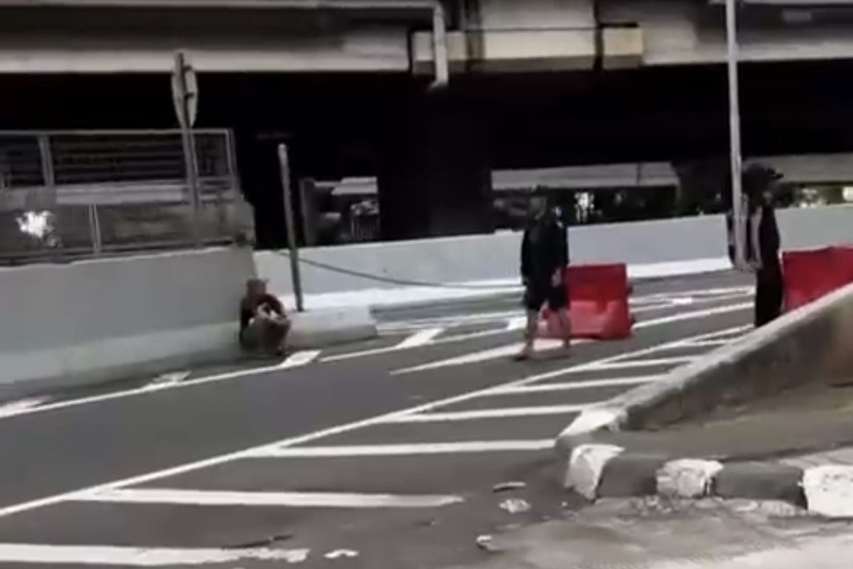 pak ogah, pungli, kendaraan besar, Pak Ogah Tutup Exit Tol Rawa Buaya dan Lakukan Pungli, Ini Kata Polisi