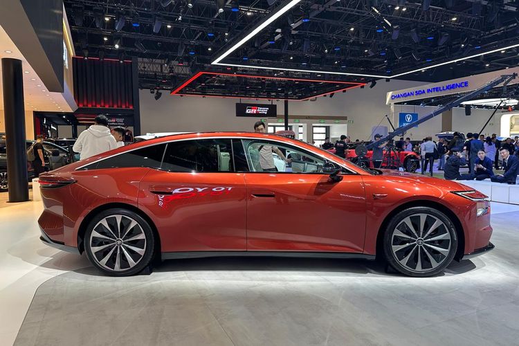 Toyota, Sedan listrik, mobil listrik, Melihat Langsung Sedan Listrik Toyota bZ7 di Beijing Auto Show 2026