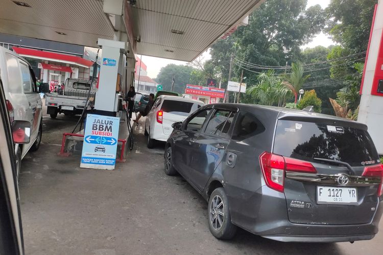 Pertamax, mobil, harga BBM, kenaikan harga Pertamax, Harga Pertamax Naik, Mulai Hitung Ulang Pengeluaran Harian, Tetap Pakai Pertamax, Penggunaan Kendaraan Mulai Dikurangi, Ada yang Mulai Melirik Pertalite, Antara Menjaga Mesin dan Menekan Pengeluaran