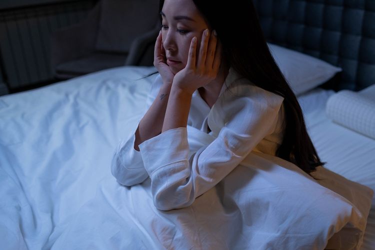 Tidur, tidur, insomnia, cara tidur nyenyak, terbangun tengah malam, sering terbangun tengah malam, cara tidur setelah terbangun, cara tidur lagi setelah terbangun, cara tidur lagi setelah terbangun tengah malam, tidur terbangun tengah malam, tidur terbangun bangun, 6 Cara Tidur Kembali Saat Terbangun Tengah Malam, 1. Cognitive shuffling (pengacakan kognitif) untuk mengalihkan pikiran, 2. Sensory grounding (pemfokusan indera) untuk mengembalikan fokus ke tubuh, 3. Membayangkan tempat yang familiar dan netral, 4. Teknik pernapasan dan menghitung angka, 5. Menuliskan pikiran untuk mengosongkan kepala, 6. Bangun dari tempat tidur jika tak kunjung terlelap