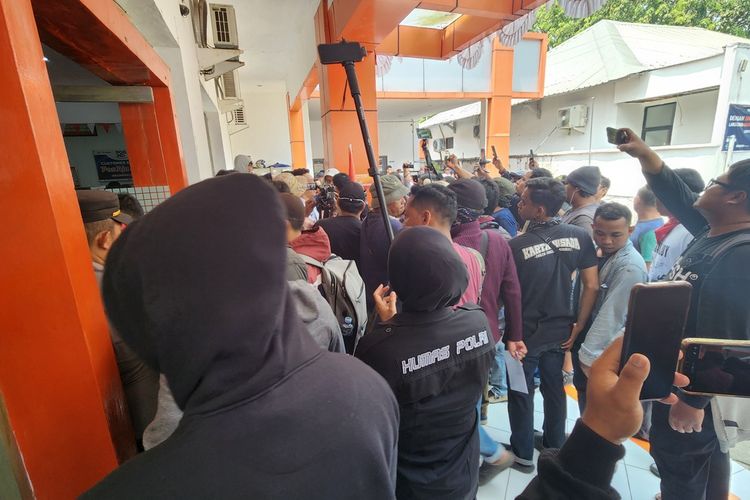 Pati, demo pati, demo di pati hari ini, demo di pati, demo pati 25 agustus, demo pati 25 agustus 2025, warga pati kirim surat massal ke kpk, warga pati kirim surat ke kpk, Ribuan Surat dari Warga Pati untuk KPK, Desakan Kolektif agar Bupati Sudewo Jadi Tersangka, Aksi Damai, Bukan Demonstrasi, Ribuan Surat dari Warga, Donasi Rp 148 Juta untuk Aksi ke Jakarta, Warga Berjalan Kaki ke Kantor Pos