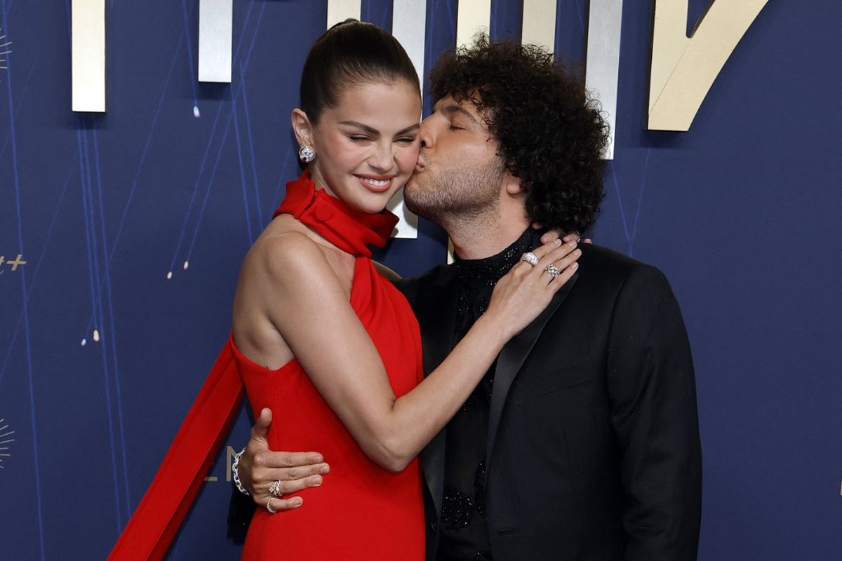 Selena Gomez, Emmy Awards, Benny Blanco, emmy awards 2025, busana selena gomez, outfit selena gomez, baju selena gomez, Outfit Selena Gomez di Emmy Awards 2025, Serasi dengan Benny Blanco