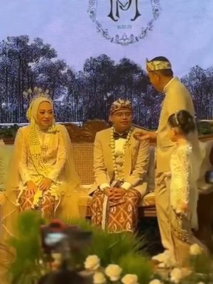 Maula Akbar Mulyadi Putra, Gubernur Jawa Barat Dedi Mulyadi, Dedy Mulyadi, wakil bupati garut putri karlina, Maula Akbar Mulyadi menikah, anak dedy mulyadi menikah, anak dedy mulyadi menikah di mana, anak dedy mulyadi nikahi wabup garut, 5 Gaya Pernikahan Maula Akbar Anak Dedi Mulyadi dengan Putri Karlina, 1. Totopong, 2. Beskap krem, 3. Kebaya klasik, 4. Ronce bunga melati, 5. Kain batik