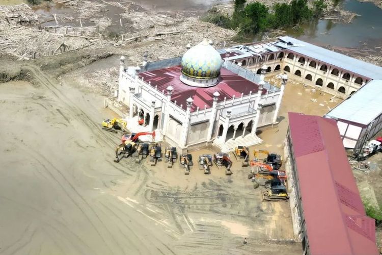 Banjir, kayu banjir, Aturan Baru Kemenhut: Kayu Sisa Banjir di Aceh dan Sumut Boleh Dipakai Warga, Ini Syaratnya, Landasan Hukum dan Penertiban Kayu, Data Volume Kayu di Aceh dan Sumatera Utara, Pembangunan Huntara Berbasis Riset UGM, Proses Evakuasi di Aceh Tamiang