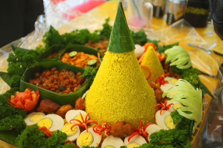 Nasi Tumpeng, nasi kuning, arti nasi tumpeng, kenapa nasi tumpeng berbentuk kerucut, cara makan nasi tumpeng, Puncak Tumpeng Tidak Boleh Dipotong, Kenapa?
