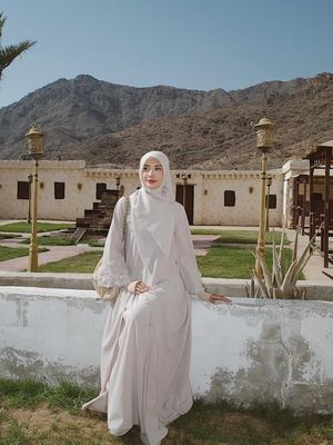 Inspirasi outfit umrah, Annisa Aziza, annisa aziza umrah, inspirasi outfit umrah, inspirasi gamis umrah, gamis umrah, gaya Annisa Aziza umrah, 9 Potret Anggun Anissa Aziza Saat Umrah, Tetap Stylish di Tanah Suci, 1. Nuansa nude, 2. Gaya candid, 3. Nuansa putih, 4. Tas beige, 5. Gamis floral, 6. Sentuhan sutra dengan gaya elegan, 7. Gamis simpel, 8. Nuansa fresh, 9. Gaya duduk manis