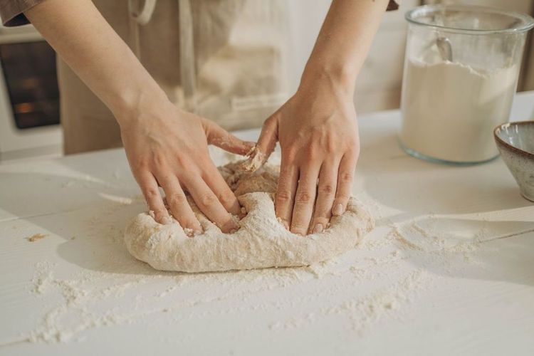 membuat donat, adonan donat, donat tidak mengembang, donat mengembang, proofing donat, Kenapa Donat Tidak Mengembang? Ini Penyebab dan Cara Mengatasinya, Ragi sudah tidak aktif, Jangan campurkan ragi dan garam, Waktu proofing donat jadi penentu, Suhu minyak goreng, Perhatikan kondisi kentang