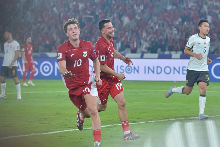 Timnas Indonesia, China, Indonesia vs China, Ole Romeny, Jay Idzes, Berita Foto, Indonesia Vs China, ole romeny, Timnas Indonesia vs China, hasil kualifikasi piala dunia 2026, skor indonesia vs china, hasil timnas Indonesia vs China, skor timnas Indonesia vs China, BERITA FOTO: Tipu Daya Jay Idzes untuk Kesuksesan Penalti Ole Romeny 