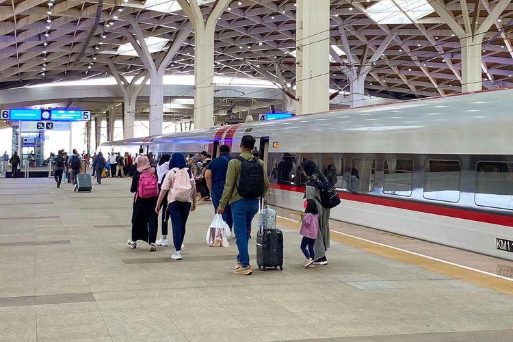 Waisak 2025, libur Waisak 2025, Promo Whoosh Mei 2025, anak gratis naik whoosh, gratis naik whoosh, promo waisak 2025, Naik Whoosh Gratis untuk Anak di Bawah 3 Tahun Selama Libur Waisak 2025
