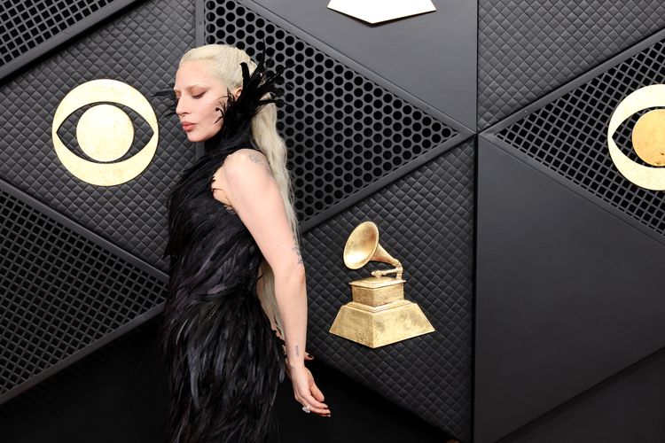 Mayhem, Grammy, Lady Gaga, Grammy Awards 2026, Lady Gaga Tampil Gotik dengan Gaun Bulu Hitam di Grammy Awards 2026, Penampilan Lady Gaga, Detail gaun yang jadi sorotan, Interpretasi gaya dan identitas artistik, Gaga dan tradisi fashion Grammy, Karier dan panggung Grammy