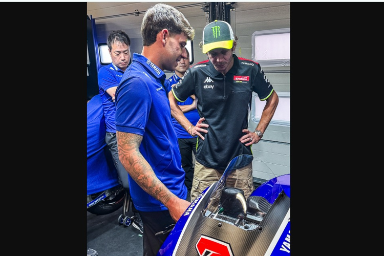 MotoGP, Valentino Rossi, sirkuit misano, augusto fernandez, motogp 2025, MotoGP San Marino 2025, Yamaha M1 V4, Momen Rossi Duduk di Yamaha M1 V4 Dengan Senyum Penuh Makna