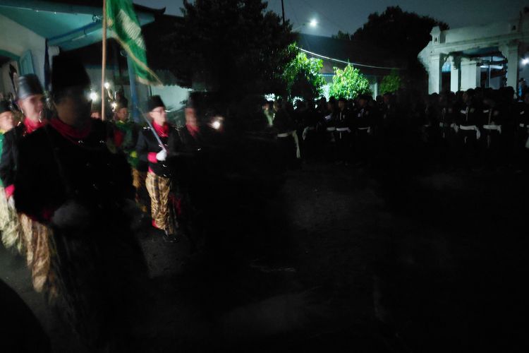 Solo, Surakarta, PB XIV Hangabehi, Suasana Malam Selikuran Keraton Solo Kubu PB XIV Hangabehi, Listrik Padam Dua Kali