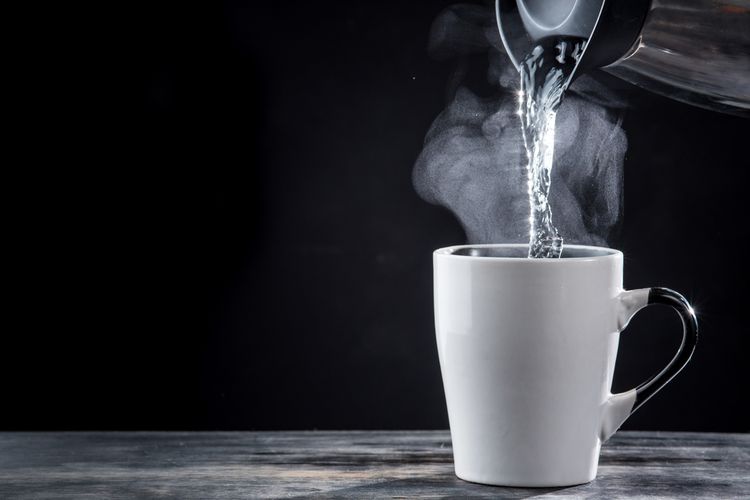 blender, Makanan yang jangan diblender, Hati-hati! 6 Jenis Makanan Ini Jangan Dimasukkan ke Blender, 1. Makanan atau cairan panas, 2. Biji kopi, 3. Es batu, 4. Buah kering, 5. Kacang utuh, 6. Kentang