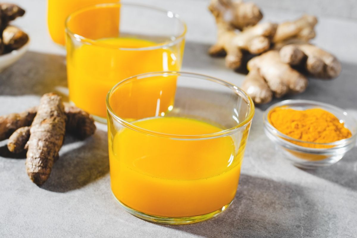 benarkah kunyit sebabkan gagal ginjal, efek kunyit untuk ginjal, minuman kunyit dan ginjal, bahaya kunyit berlebihan, tips aman konsumsi kunyit, Benarkah Kunyit Bisa Sebabkan Gagal Ginjal? Ini Kata Ahli, 1. Kandungan aktif dalam kunyit dan manfaatnya, 2. Benarkah kunyit bisa merusak ginjal?, 3. Konsumsi berlebihan bisa sebabkan gagal ginjal, 4. Tips konsumsi kunyit agar tetap aman, 5. Perbedaan antara Kunyit Segar dan Suplemen Kunyit, 6. Kelompok yang Perlu Berhati-hati dalam Mengonsumsi Kunyit