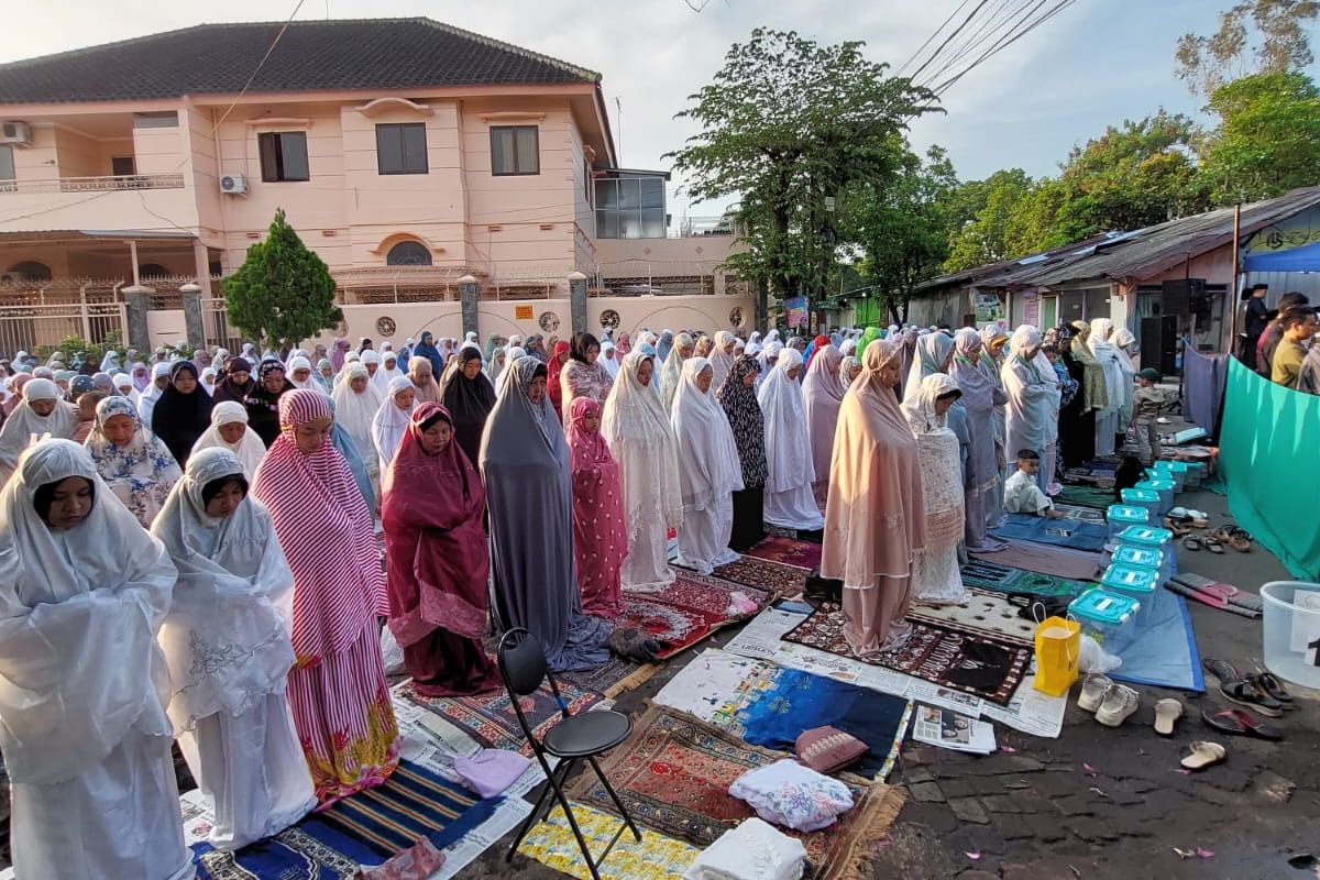 tata cara shalat Idul Fitri, Panduan Lengkap Shalat Idul Fitri 2026: Niat, Takbir 7 dan 5 Kali hingga Akhir, Niat dan takbiratul ihram, Rekaat pertama: 7 kali takbir, Rekaat kedua: 5 kali takbir, Menyelesaikan shalat hingga salam