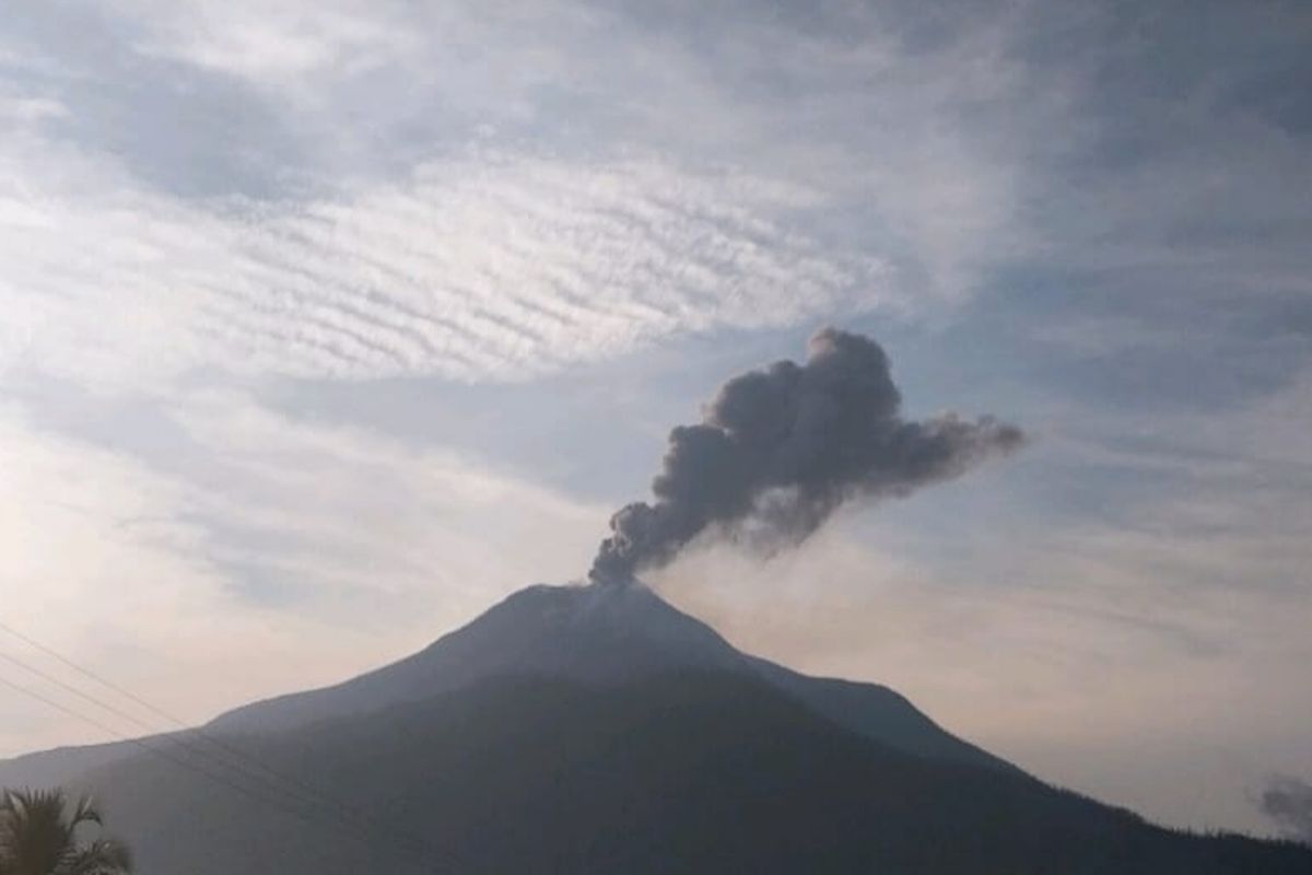 Flores, gunung lewotobi, Gunung Lewotobi Laki Laki erupsi, gunung lewotobi laki laki meletus, gunung lewotobi laki laki, Gunung Lewotobi Meletus Hebat Hari Ini, Bandara Ditutup, Langit Tertutup Abu, Bandara Frans Seda Maumere Ditutup, Penerbangan Dibatalkan, Erupsi Beruntun: Aktivitas Gunung Naik ke Level Siaga, Ancaman Lahar dan Dampak ke Warga, Lewotobi, Gunung Kembar yang Tak Pernah Sepi Aktivitas, Pemerintah Siaga, Warga Diharap Tenang