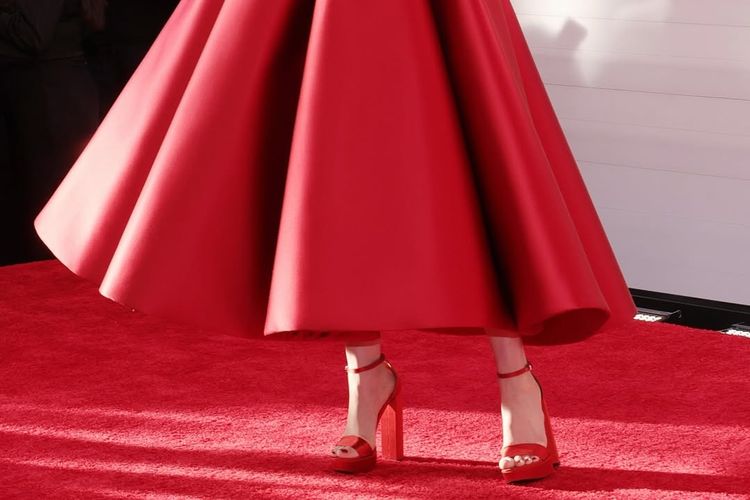 Anne Hathaway, Louis Vuitton, Anne Hathaway Tampil Serba Merah di Premiere Devil Wears Prada 2, Ini Maknanya, Gaun merah Louis Vuitton jadi pusat perhatian, Sandal platform merah perkuat kesan berani, Gaya yang terhubung dengan karakter Andy Sachs, Aksesori dan detail memperkuat karakter, Transisi gaya dari tur promosi menuju premiere, Perpaduan karakter dan gaya modern