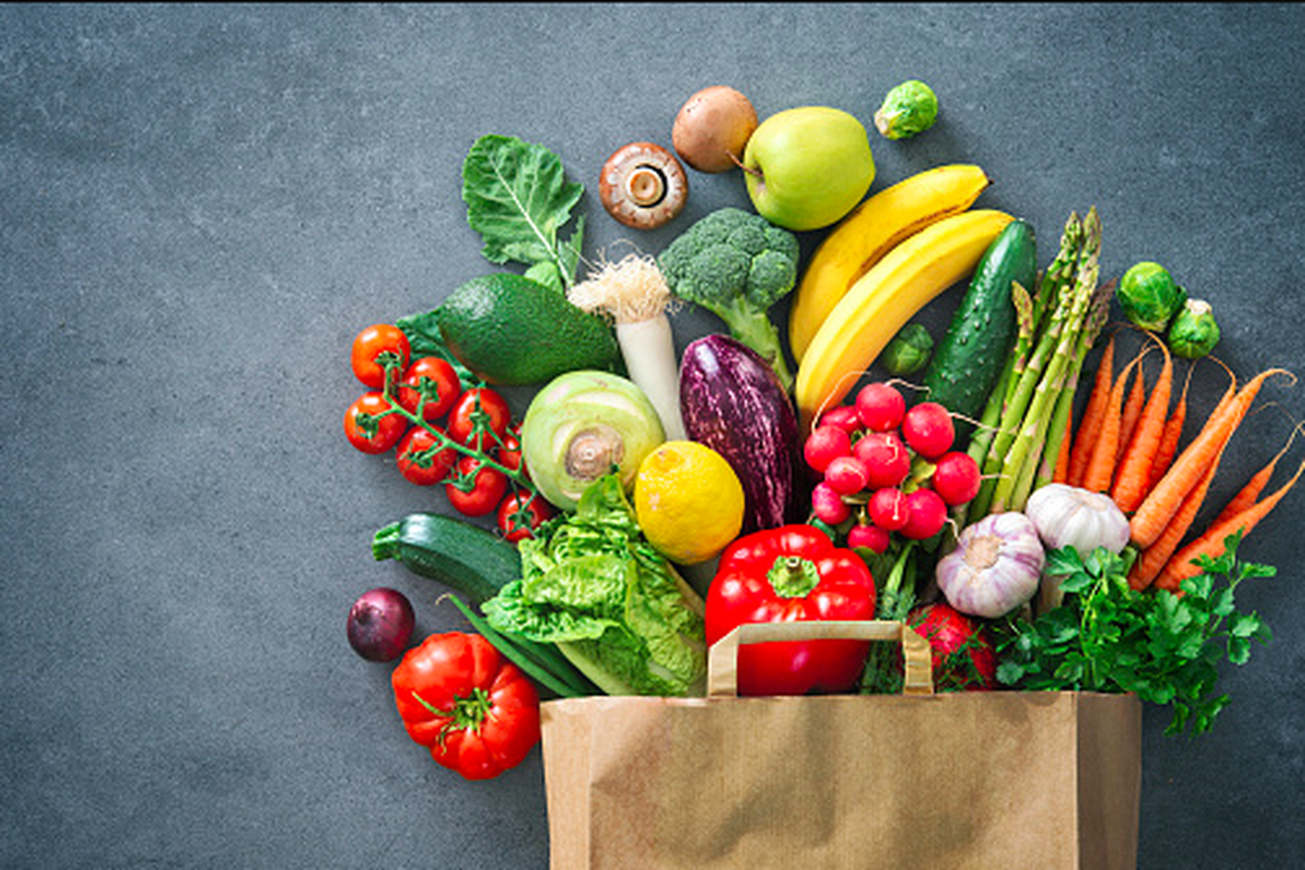 menyimpan makanan, cara menyimpan makanan, 6 Makanan yang Sebaiknya Tidak Disimpan di Atas Meja Dapur, 1. Telur, 2. Kentang, 3. Bawang bombai, 4. Timun, 5. Buah matang, 6. Buah dan sayur yang sudah dipotong