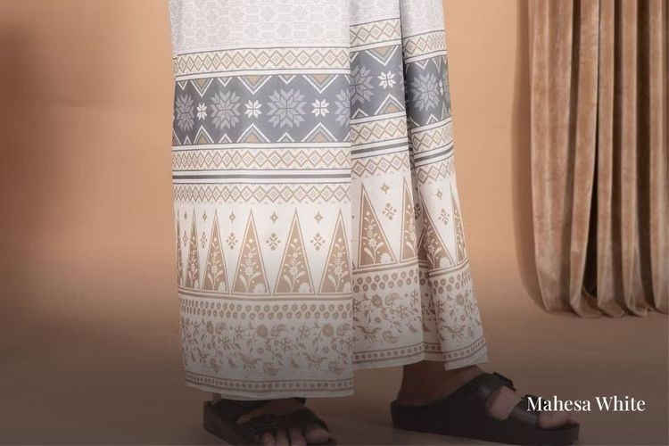 sarung batik, rekomendasi sarung batik pria, rekomendasi sarung, sarung pria modern, sarung pria keren, 5 Rekomendasi Sarung Pria Modern, Harga Mulai Rp 55.000, 1. Sarung batik Bin Sodiq, 2. Sarung tenun Prodigo, 3. Sarung polos Sapphire, 4. Sarung motif instan Alif Modern Wear, 5. Sarung motif Tazbiya