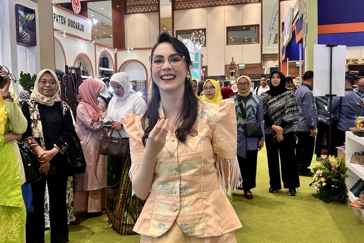 Arumi Bachsin, INACRAFT 2026, Arumi Bachsin Pakai Busana Tenun yang Didesain Sendiri, Cerita di balik outfit Arumi Bachsin, Selendang Tenun yang diolah jadi busana, Sentuhan akhir yang sederhana dan elegan, INACRAFT 2026, Panggung Kriya Nusantara