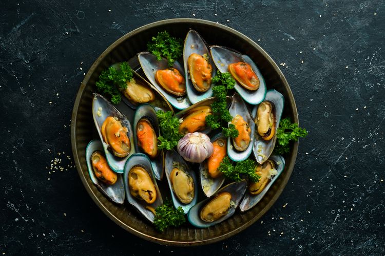 kerang hijau, Rahasia Memasak Kerang Hijau agar Tidak Amis dan Tetap Empuk, 1. Cara memilih kerang yang masih segar, 2. Membersihkan kerang dengan benar, 3. Rahasia merebus kerang agar tidak amis, 4. Tambahkan jahe saat memasak, 5. Jangan merebus kerang terlalu lama