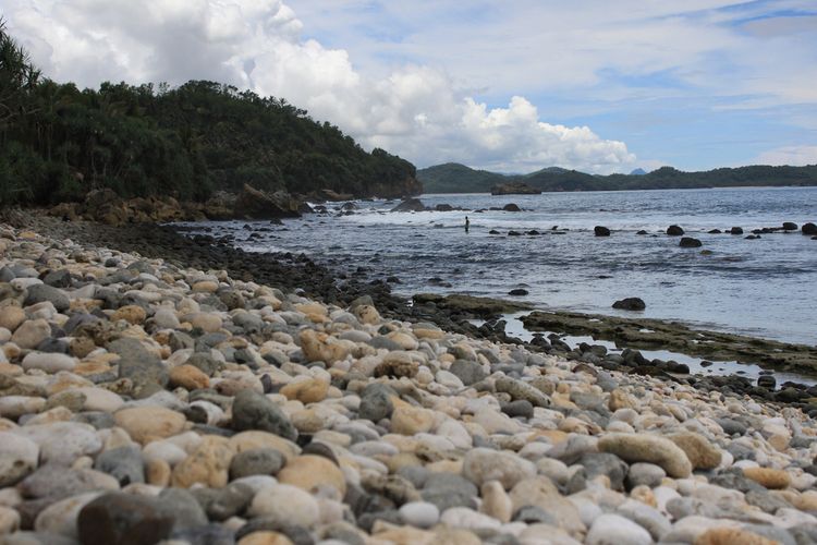 Pacitan, pantai di Pacitan, Wisata Pacitan, Wisata Pantai Pacitan, Pantai di Pacitan, wisata pacitan populer, pantai terindah di Jawa Timur, Raja Ampat Pacitan, wisata pantai pacitan terbaru, 12 Pantai Terindah di Pacitan, Surga Tersembunyi di Selatan Jawa Timur, 1. Pantai Klayar, Ikon Wisata Pacitan, 2. Pantai Srau, Nikmati Sunrise dan Sunset di Satu Tempat, 3. Pantai Watu Karung, Surga bagi Peselancar Dunia, 4. Pantai Banyu Tibo, Air Terjun yang Langsung ke Laut, 5. Pantai Taman, Lokasi Flying Fox Tertinggi di Indonesia, 6. Pantai Kunir, Surga Tersembunyi yang Masih Asri, 7. Pantai Segara Anakan, Ombak Tenang di Selatan Pacitan, 8. Pantai Pidakan, Eksotisme Batu dan Pasir Putih, 9. Pantai Soge, Indah dan Mudah Diakses, 10. Pantai Kasap, Raja Ampat-nya Pacitan, 11. Pantai Buyutan, Penuh Legenda dan Cocok untuk Camping, 12. Pantai Pangasan, Dikelilingi Gunung dan Gua Kelelawar