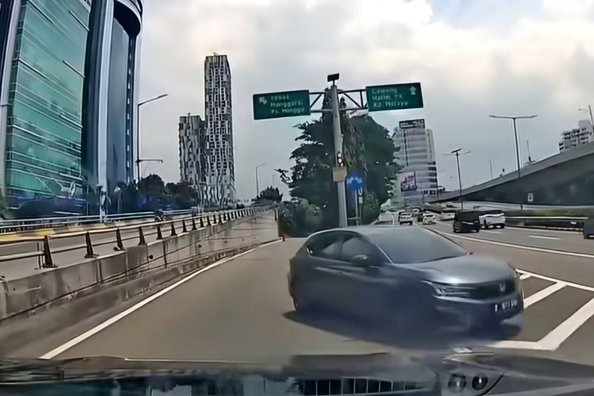 mobil, lawan arah, Mobil Nekat Lawan Arah di Tol Dalam Kota, Ini Sanksinya
