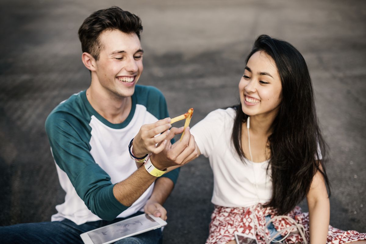 Hari Sahabat Sedunia, persahabatan perempuan dan laki-laki, hari sahabat sedunia 2025, hari sahabat sedunia, perempuan dan laki laki bersahabat tanpa cinta, persahabatan perempuan dan laki-laki tanpa cinta, Hari Sahabat Sedunia, Cerita Perempuan dan Laki-laki Bersahabat Tanpa Rasa Cinta, Berawal dari mak comblang hingga bersahabat karib, Pernahkah muncul rasa suka di antara keduanya?, Tumbuh bersama, saling mendukung, Menjaga batasan setelah punya pasangan, Menjaga persahabatan