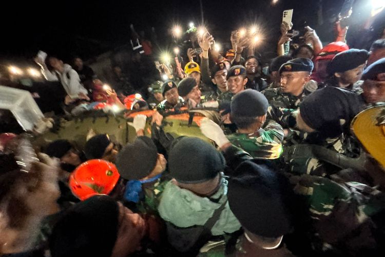pramugari, korban pesawat, Update Evakuasi Pesawat ATR 42-500, Tim SAR Temukan Jasad Pramugari di Lereng Gunung Bulusaraung, Ditemukan di Pinggir Air Terjun dengan Seragam Pramugari, Teka-teki Identitas Korban, Merujuk Data Manifes, Evakuasi Ekstrem di Medan 80 Derajat, Berburu Waktu dengan Cuaca (Window Time), Strategi Evakuasi Jalur Udara