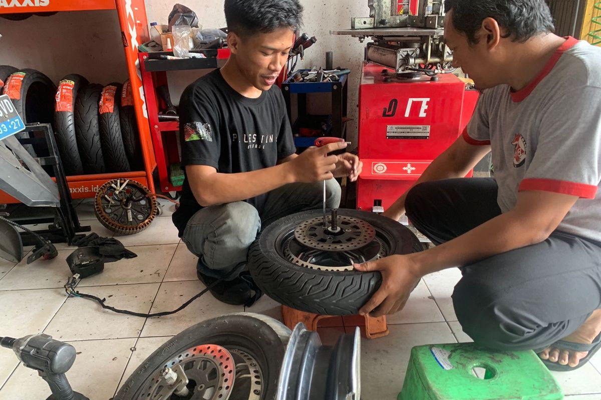 motor listrik, ban motor listrik, ban belakang, Kenapa Ban Belakang Motor Listrik Sulit Diganti? Ini Penjelasannya